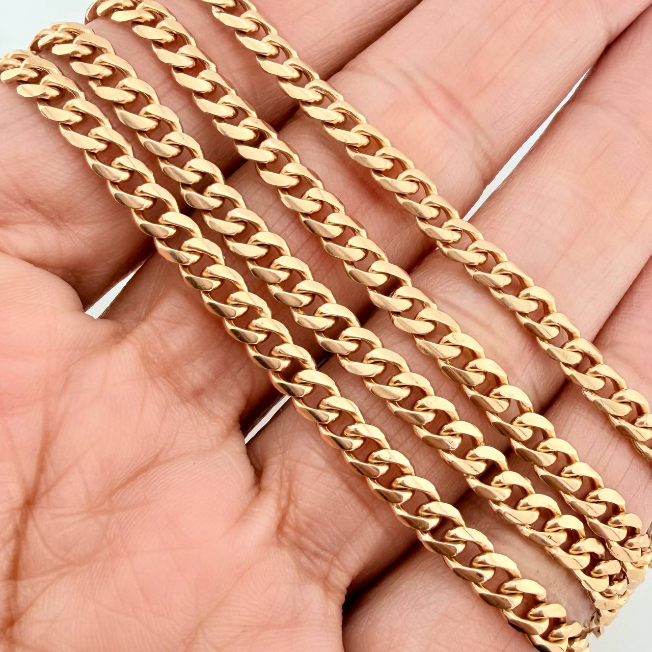 Cadena Cubana 33.02gr / 67.2cm / 4mm Oro Amarillo 18K $