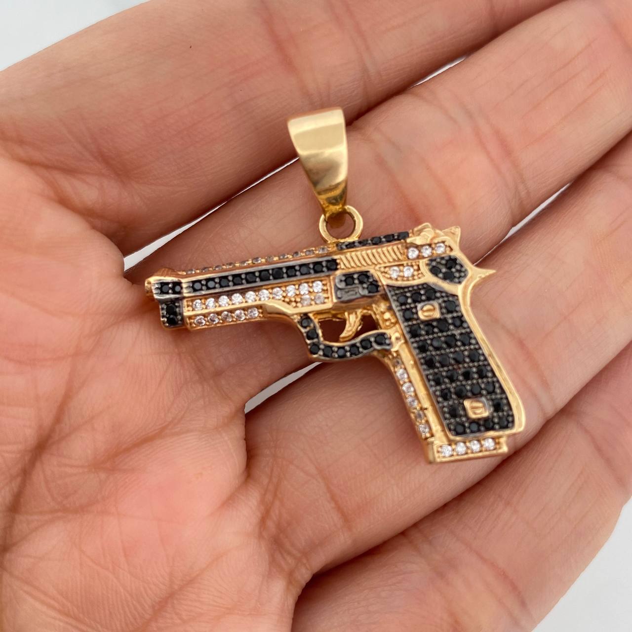 Dije Pistola 11.75gr / 3.4cm / Dos Oros Negro Amarillo 18K