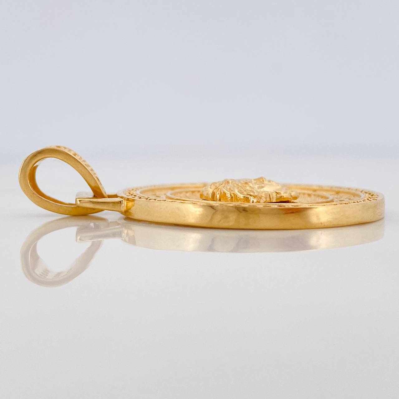 Dije Medalla Medusa 9.75gr / 4.1cm / Oro Amarillo 18K $