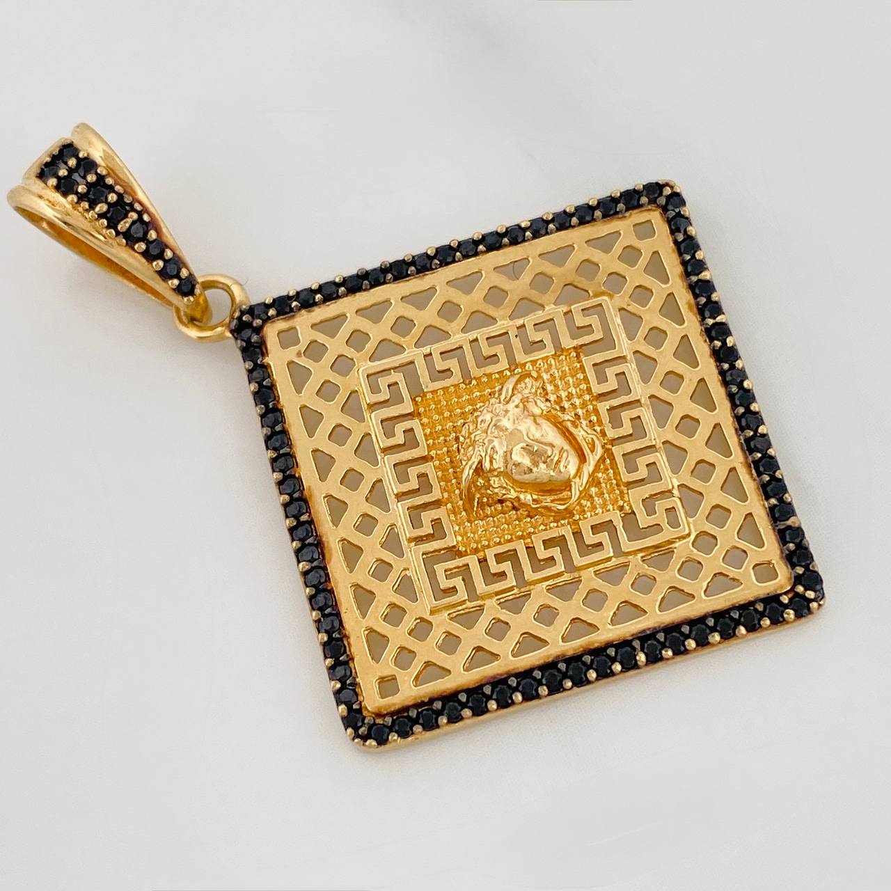 Dije Medusa Tribal 4.9gr / 4.3cm / Oro Amarillo 18K $