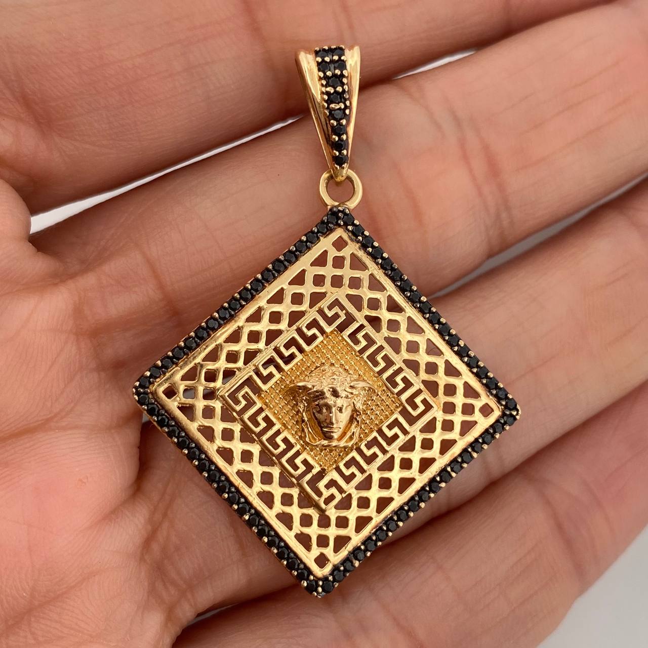 Dije Medusa Tribal 4.9gr / 4.3cm / Oro Amarillo 18K $