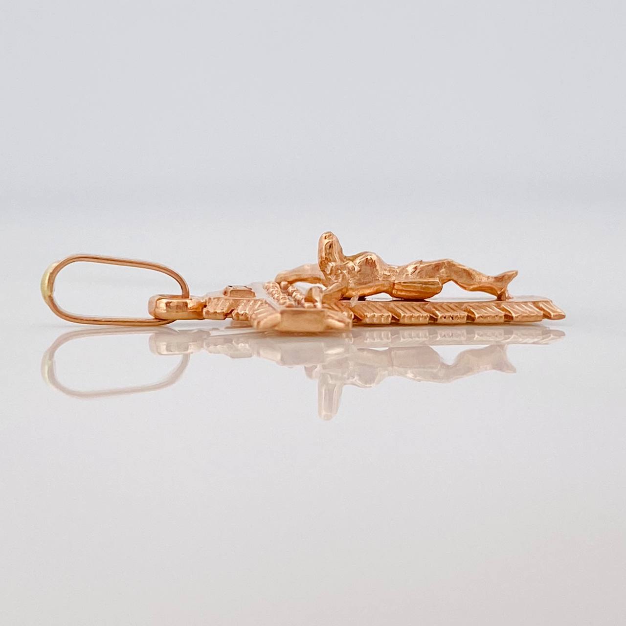 Dije Cruz Cristo Milagroso 2.1gr / 2.7cm / Oro Rosa 18K $