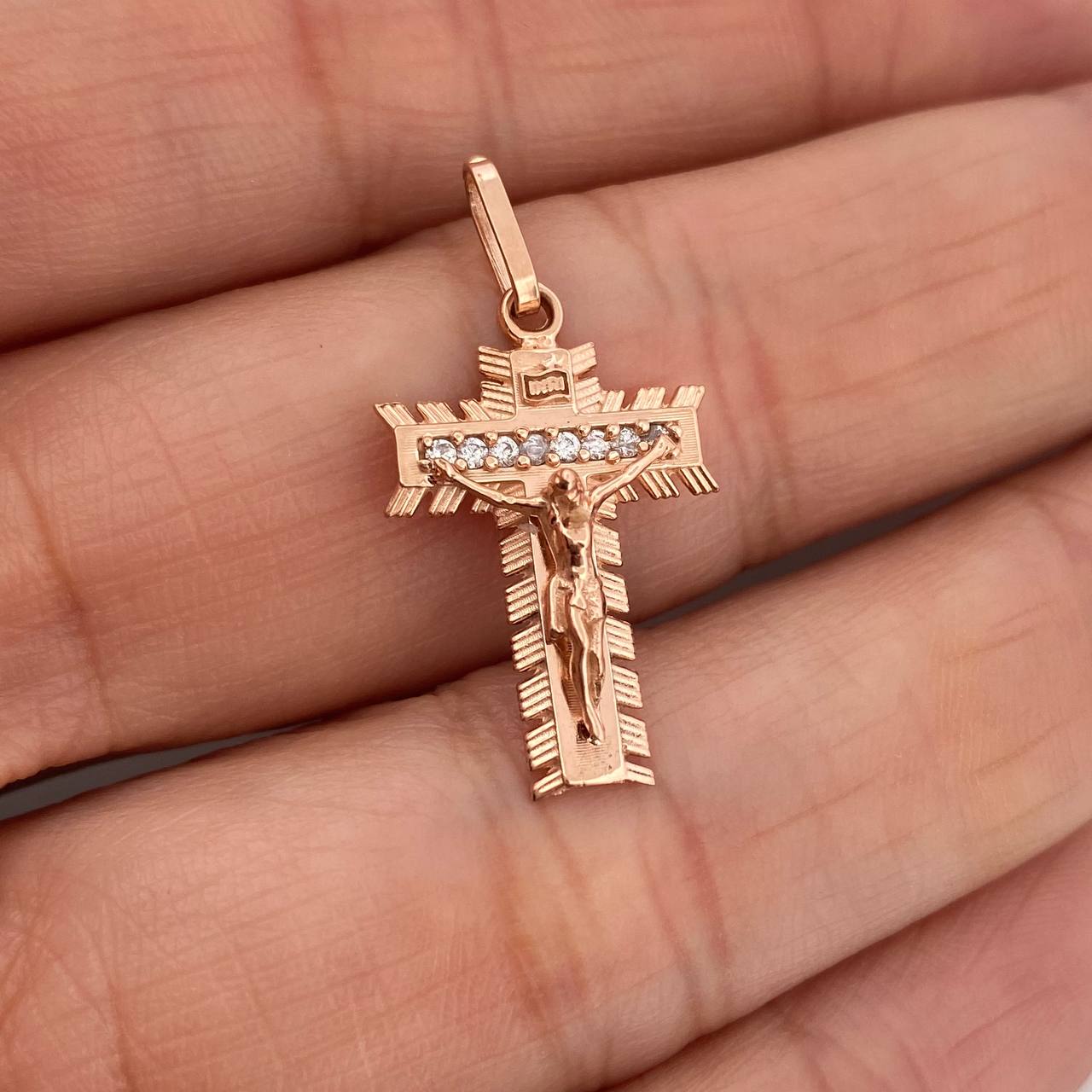 Dije Cruz Cristo Milagroso 2.1gr / 2.7cm / Oro Rosa 18K $