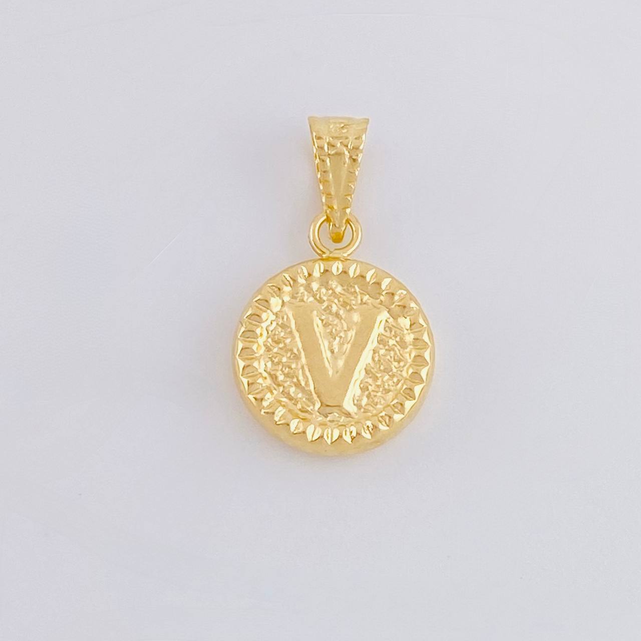 Dije Letra V Marco Bordeado 0.55g / 1.7cm Oro Amarillo 18K