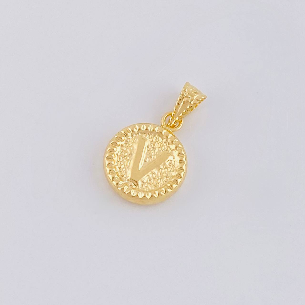 Dije Letra V Marco Bordeado 0.55g / 1.7cm Oro Amarillo 18K