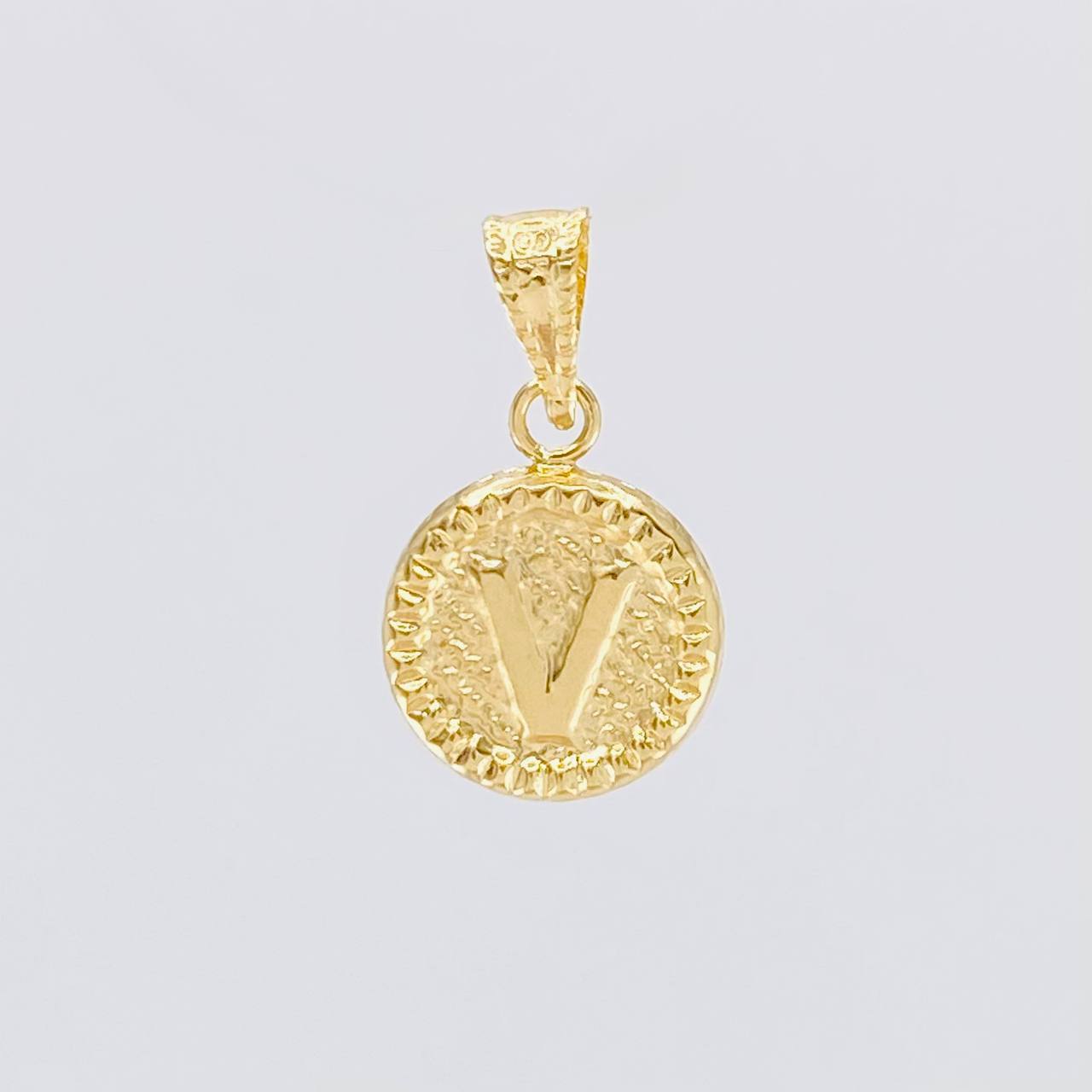 Dije Letra V Marco Bordeado 0.6g / 1.7cm Oro Amarillo 18K