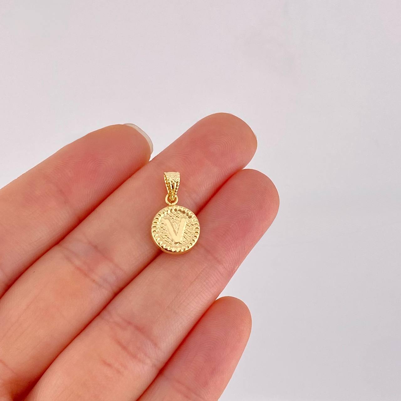 Dije Letra V Marco Bordeado 0.55g / 1.7cm Oro Amarillo 18K