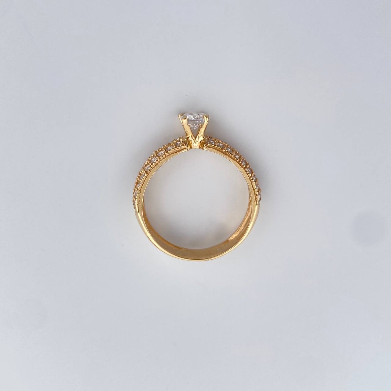 Anillo Solitario Tupido 2.85gr / T6 3/4 / Circones Blancos Oro Amarillo 18K $