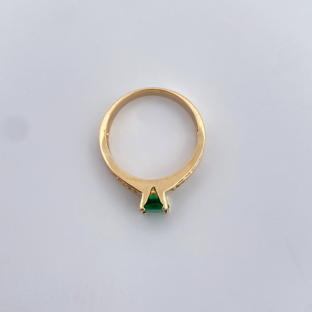 Anillo Solitario Cruzado 2.65gr / T5 / Circones Verdes  Oro Amarillo 18K $