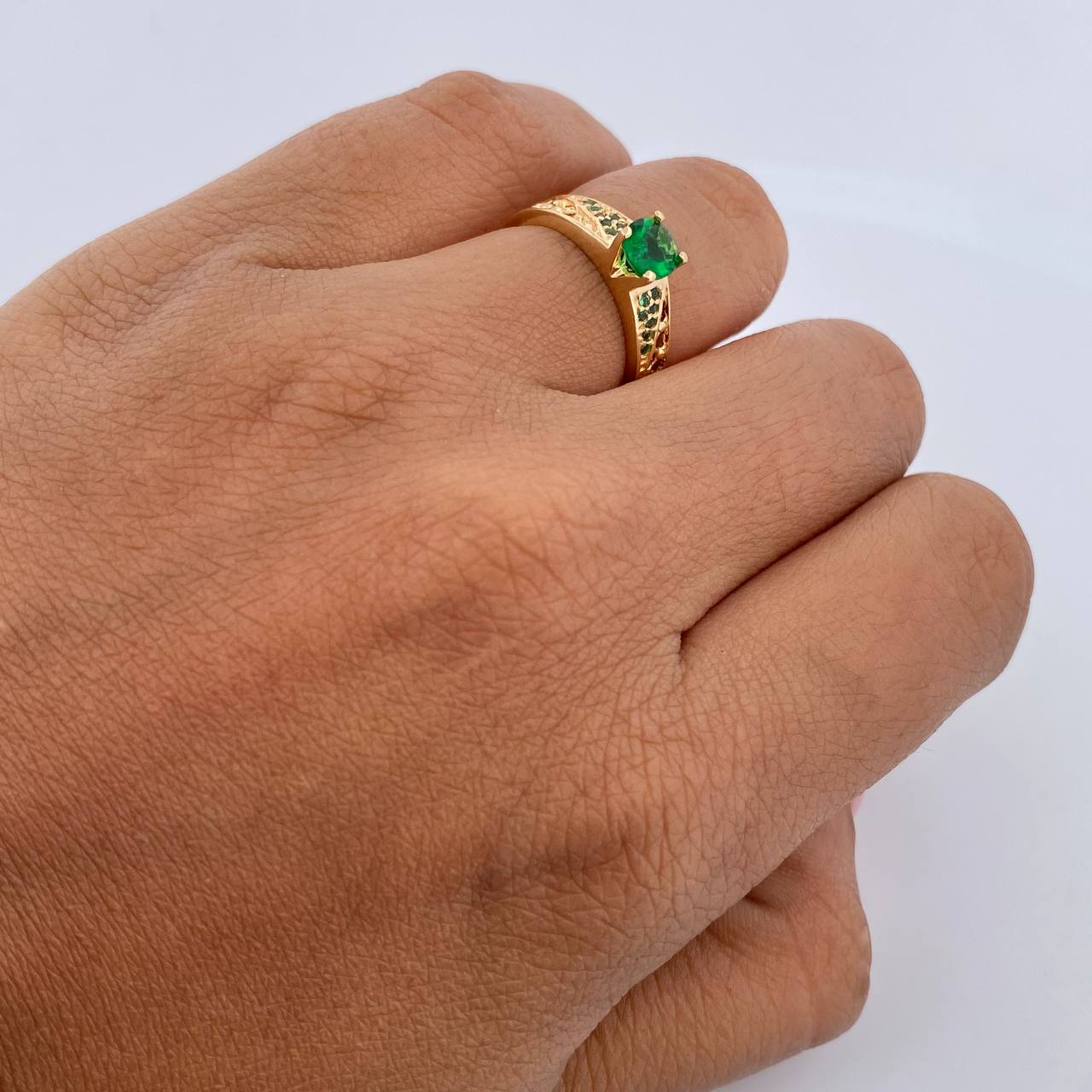 Anillo Solitario Cruzado 2.65gr / T5 / Circones Verdes  Oro Amarillo 18K $