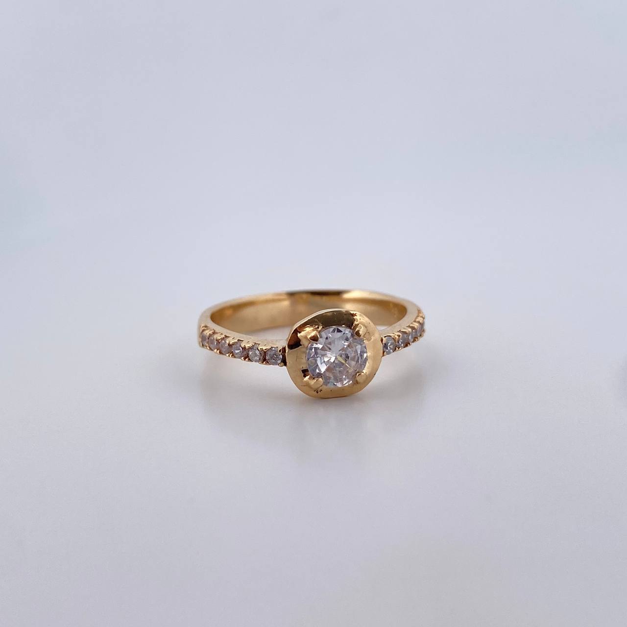 Anillo Solitario 3.5gr / T7 1/4 / Circones Blancos Oro Amarillo 18K $