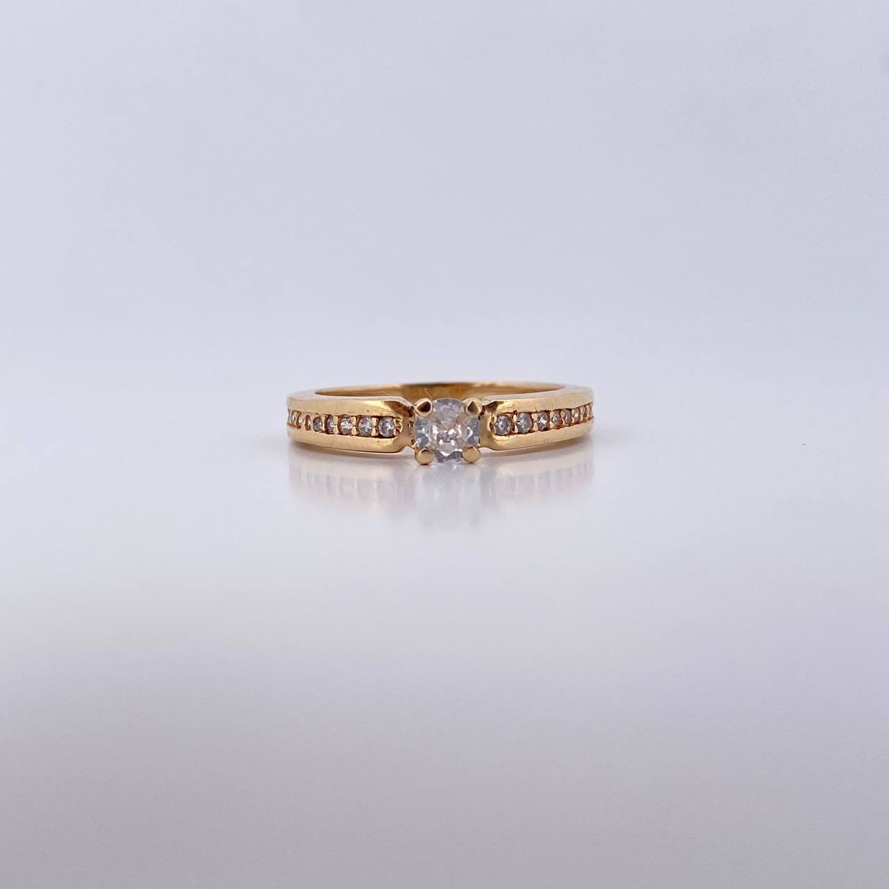 Anillo Solitario Churumbela 3.25gr / T6 1/2 / Circones Blancos Oro Amarillo 18K $