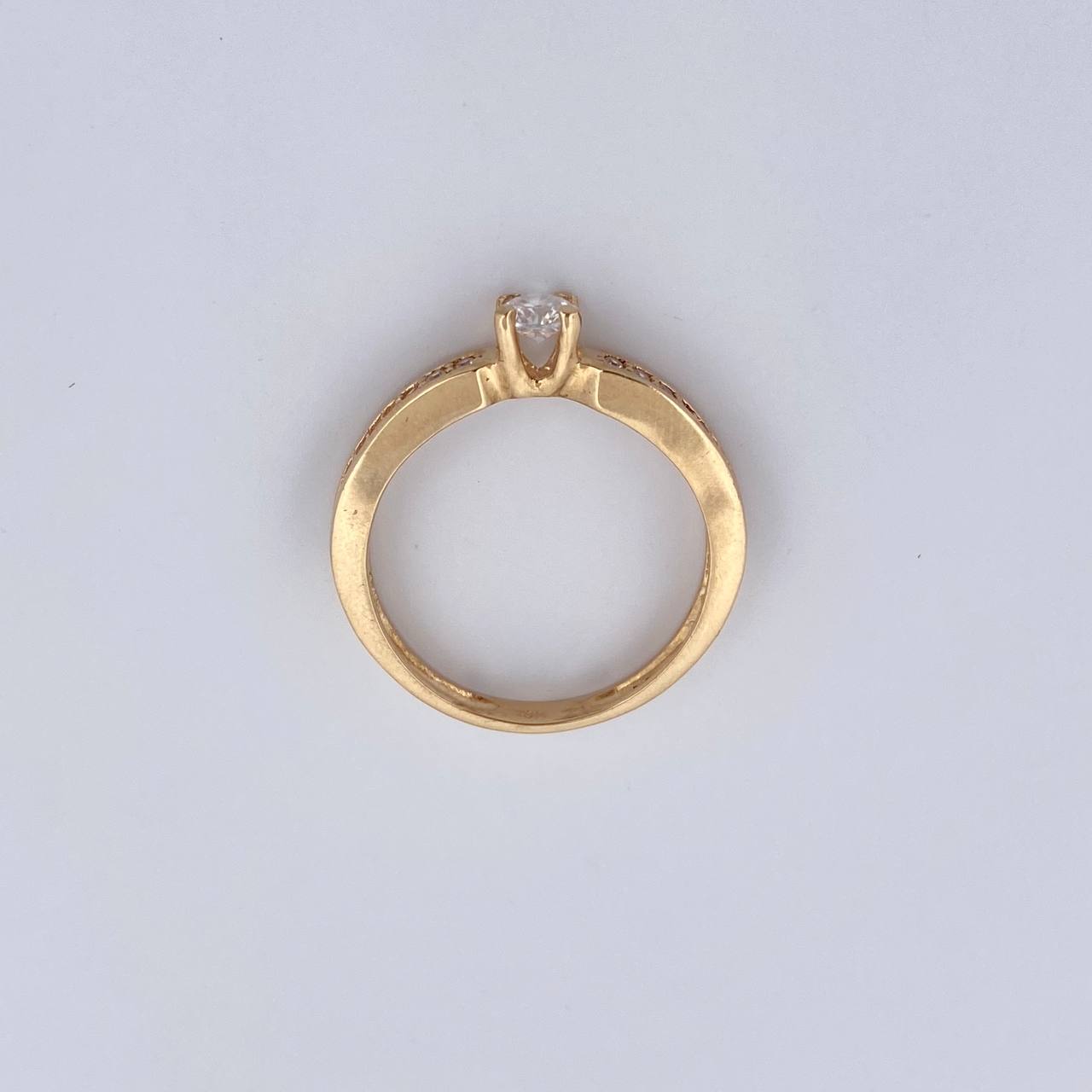 Anillo Solitario Churumbela 3.25gr / T6 1/2 / Circones Blancos Oro Amarillo 18K $