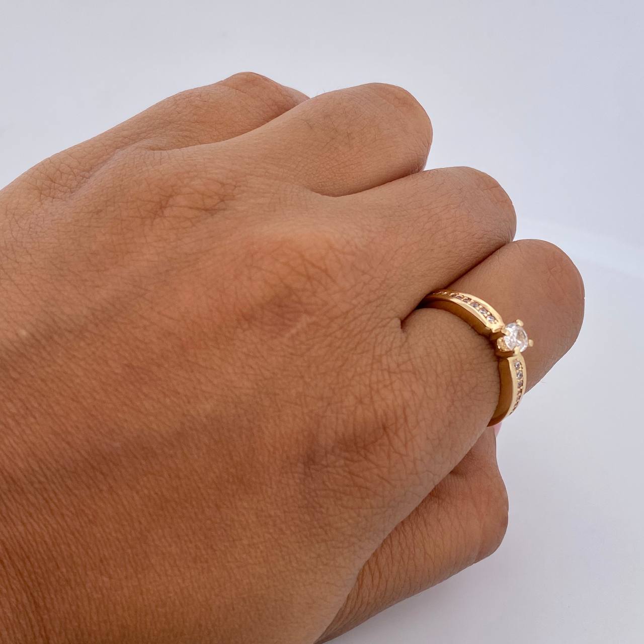 Anillo Solitario Churumbela 3.25gr / T6 1/2 / Circones Blancos Oro Amarillo 18K $