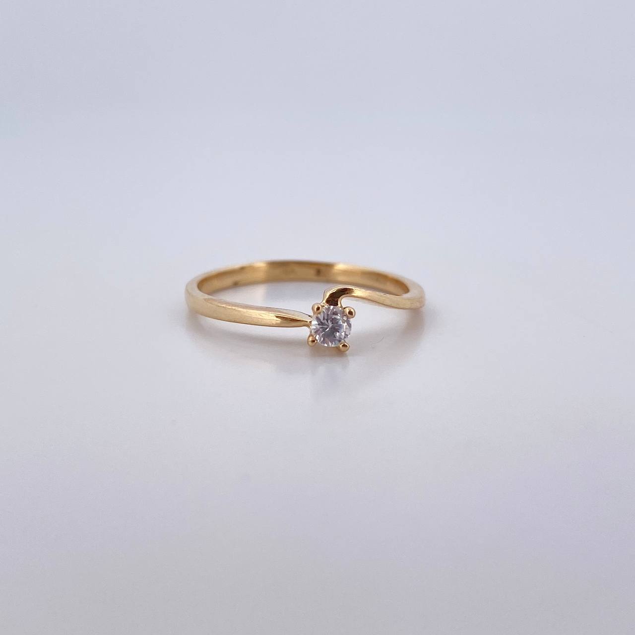 Anillo Solitario 1.55gr / T5 1/4 / Circon Blanco Oro Amarillo 18K $