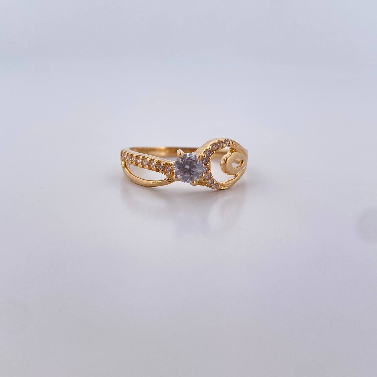Anillo Solitario Churumbela 2.25gr / T6 1/2 / Circones Blancos Oro Amarillo 18K $