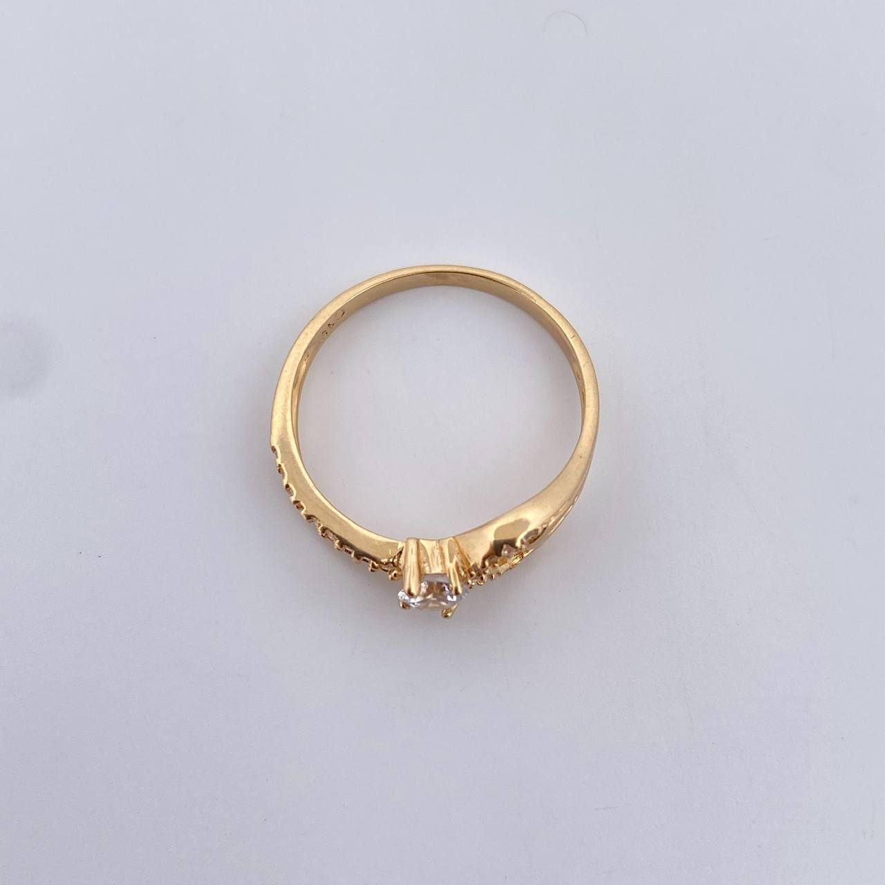 Anillo Solitario Churumbela 2.25gr / T6 1/2 / Circones Blancos Oro Amarillo 18K $