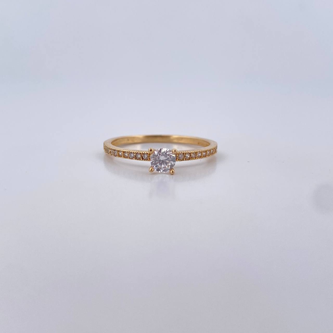 Anillo Solitario 1.45gr / T7 1/2 / Circones Blancos Oro Amarillo 18K $