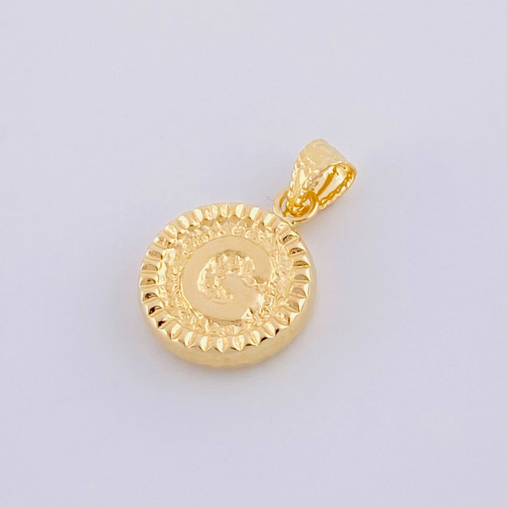 Dije Letra G Marco Bordeado 0.6g / 1.7cm Oro Amarillo 18K
