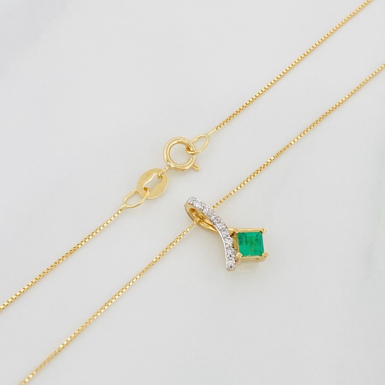 Set Cadena Veneciana + Dije Rombo Lazo Cruzado Esmeralda 15Pts Diamantes 4Pts / 1.65 g / 50 cm Oro Amarillo 18K