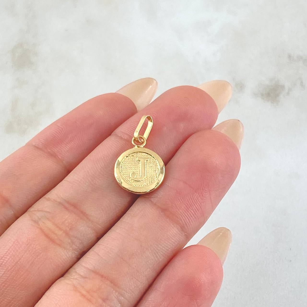 Dije Letra J 0.65gr / 2cm / Oro Amarillo 18K