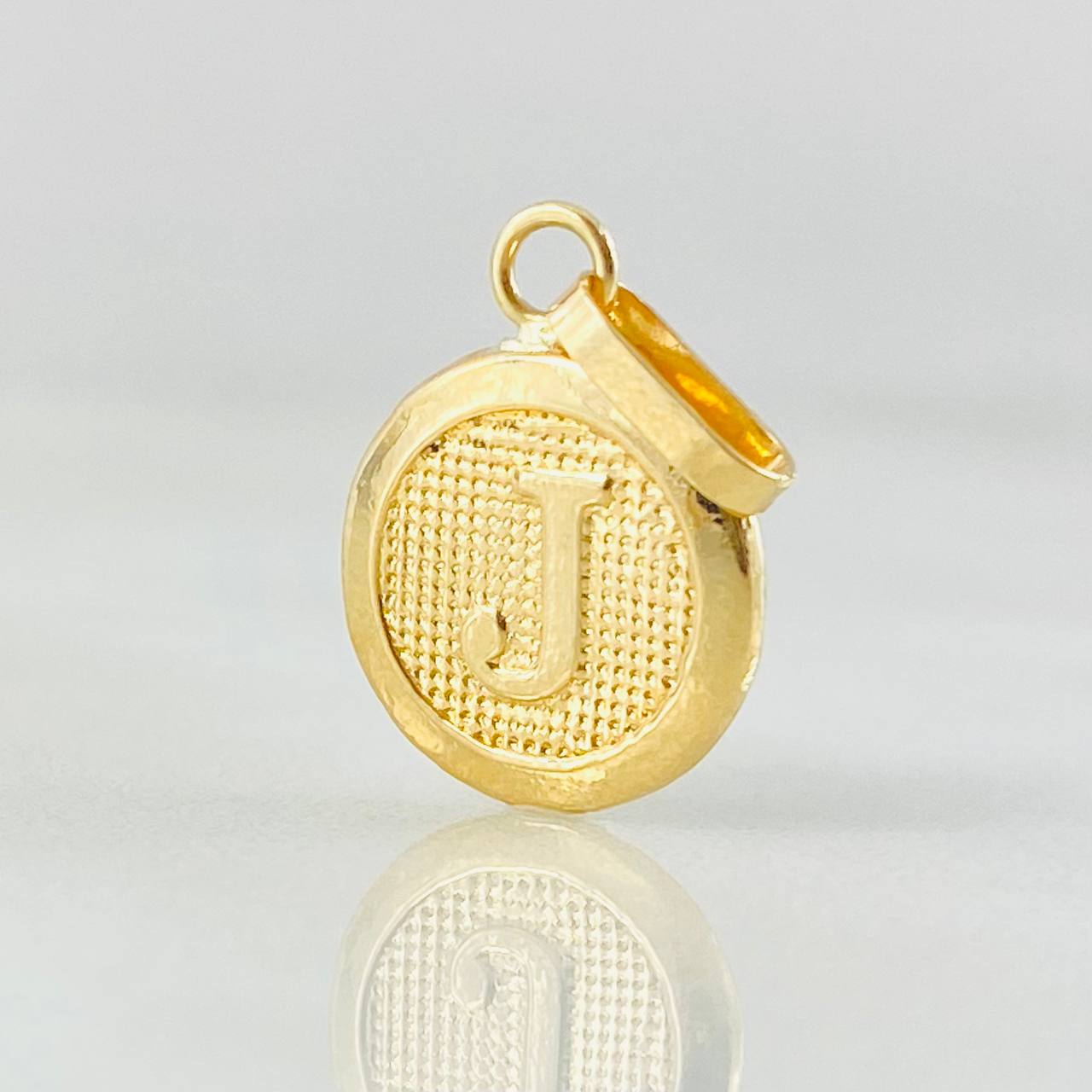 Dije Letra J 0.65gr / 2cm / Oro Amarillo 18K