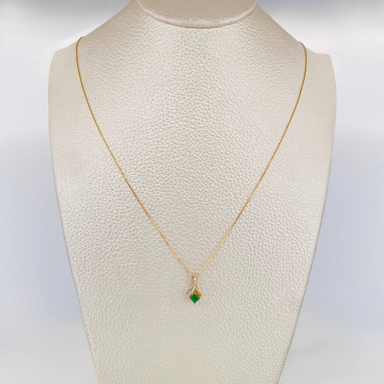 Set Cadena Veneciana + Dije Rombo Lazo Cruzado Esmeralda 15Pts Diamantes 4Pts / 1.65 g / 50 cm Oro Amarillo 18K