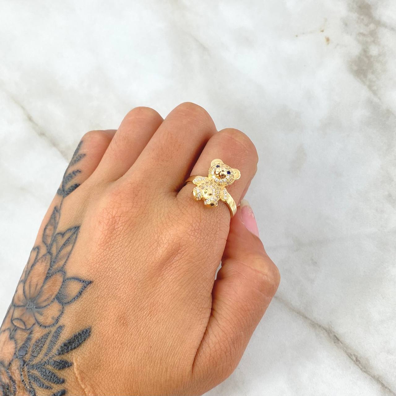 Anillo Oso Basteado 3.5gr / T6 3/4 / Circones Blancos Y Azules Oro Amarillo 18K