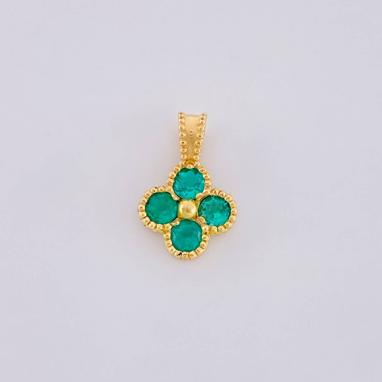 Dije Flor Esmeralda 39Pts 0.8 g / 1.2 cm Oro Amarillo 18K