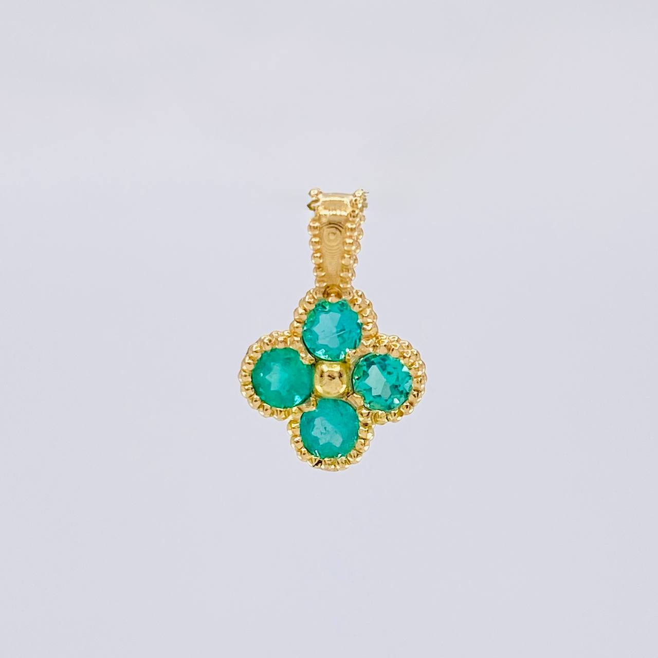 Dije Flor Esmeralda 39Pts 0.8 g / 1.2 cm Oro Amarillo 18K