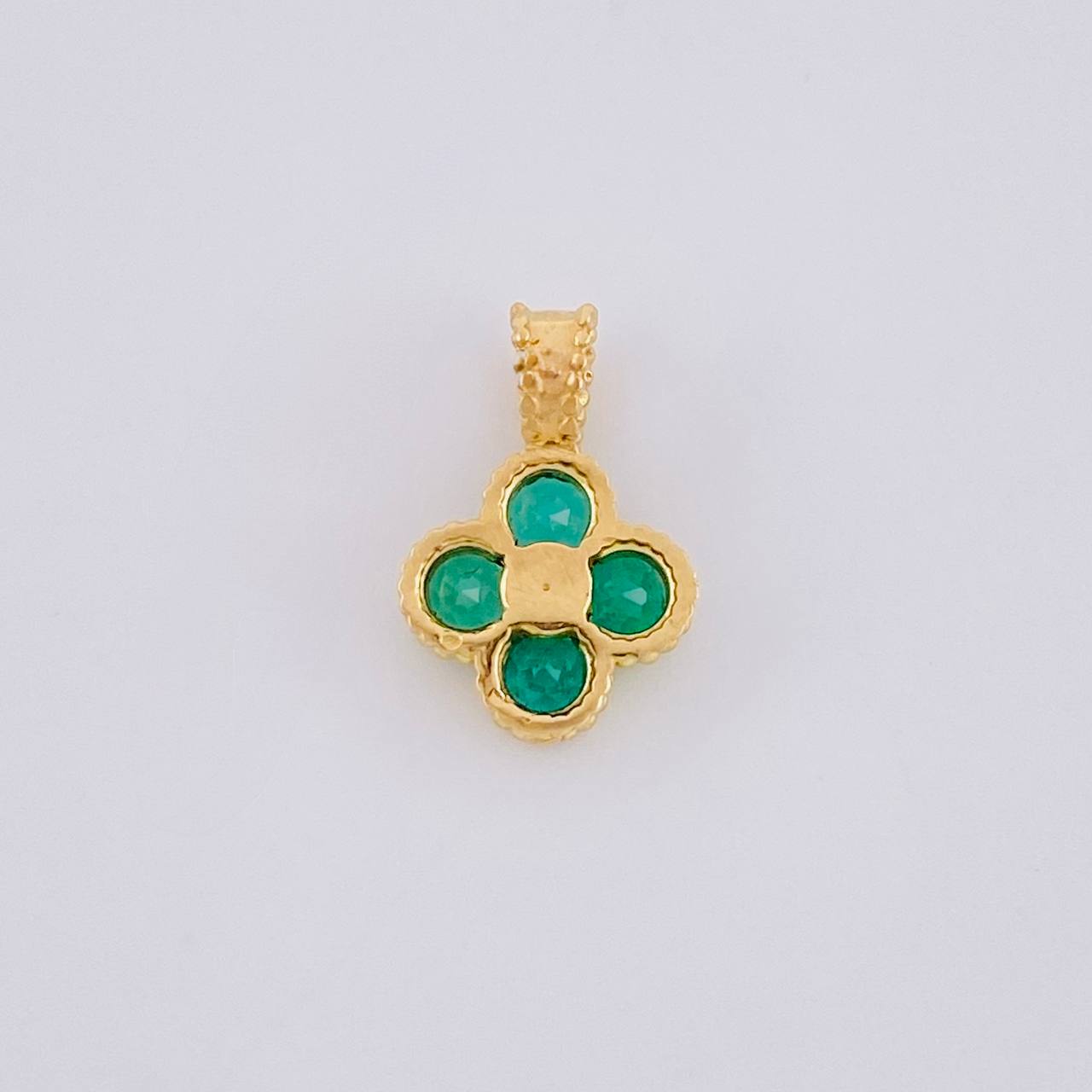 Dije Flor Esmeralda 39Pts 0.8 g / 1.2 cm Oro Amarillo 18K