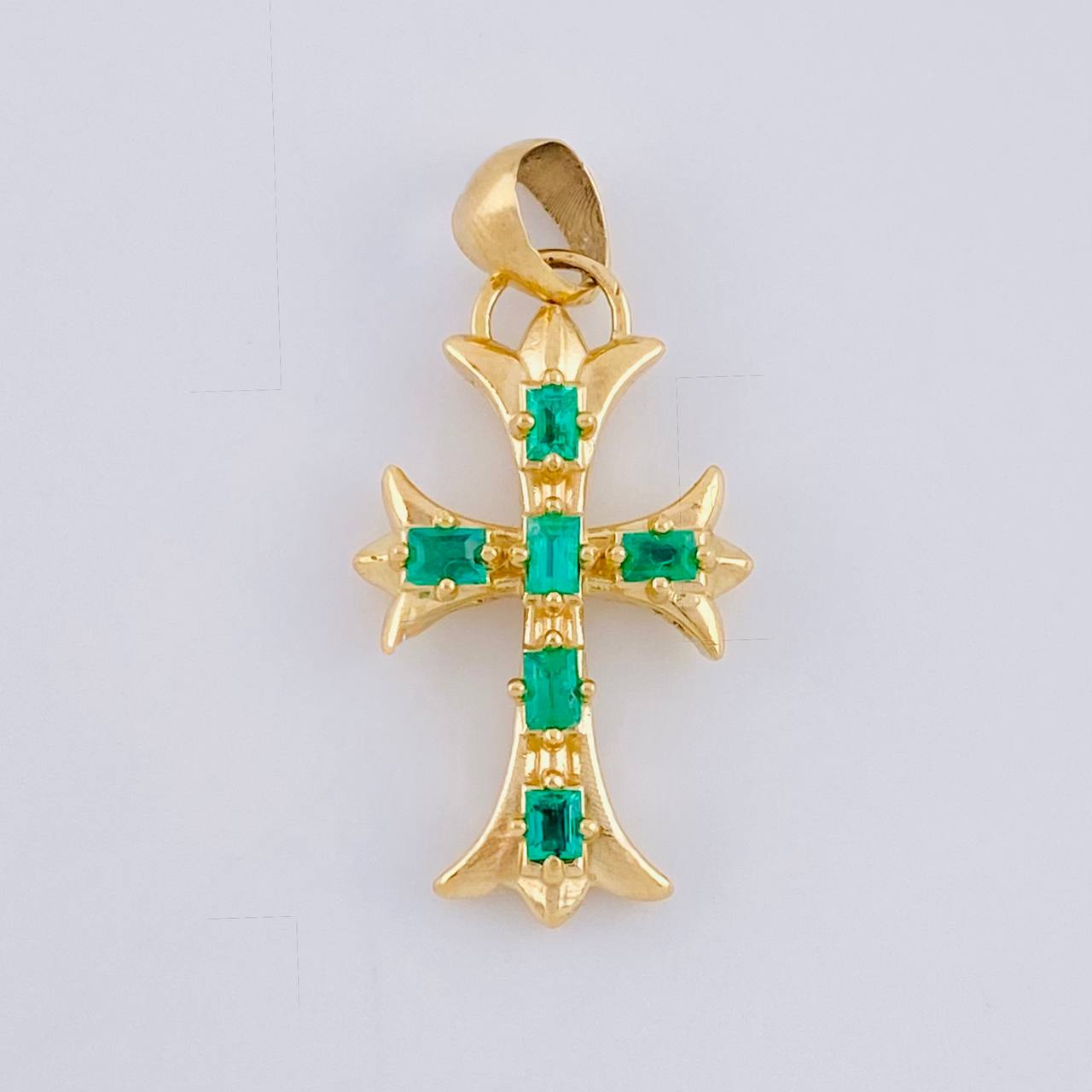 Dije Cruz Trifoliada Punteada Esmeraldas 95Pts 4 g / 3.1 cm Oro Amarillo 18K