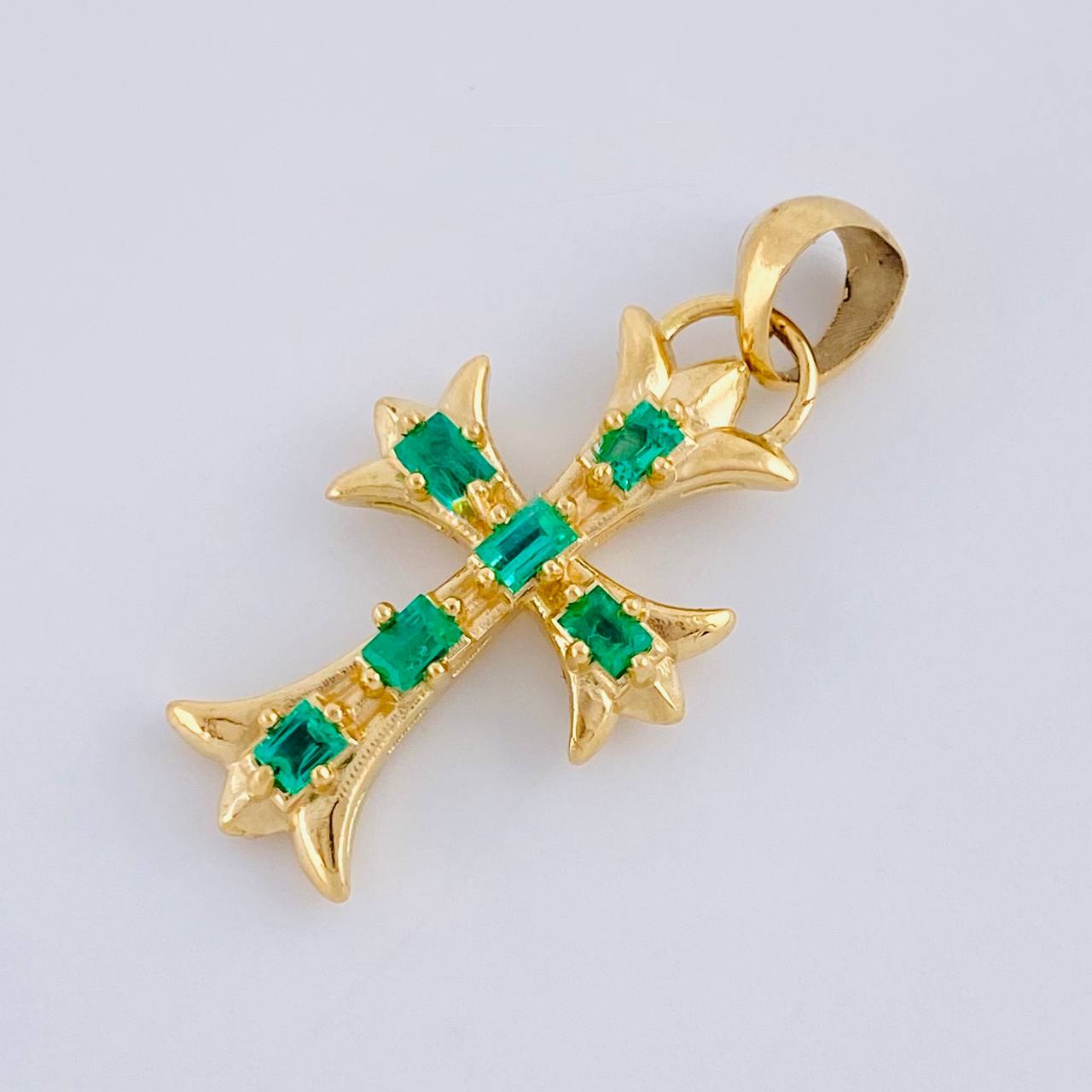 Dije Cruz Trifoliada Punteada Esmeraldas 95Pts 4 g / 3.1 cm Oro Amarillo 18K
