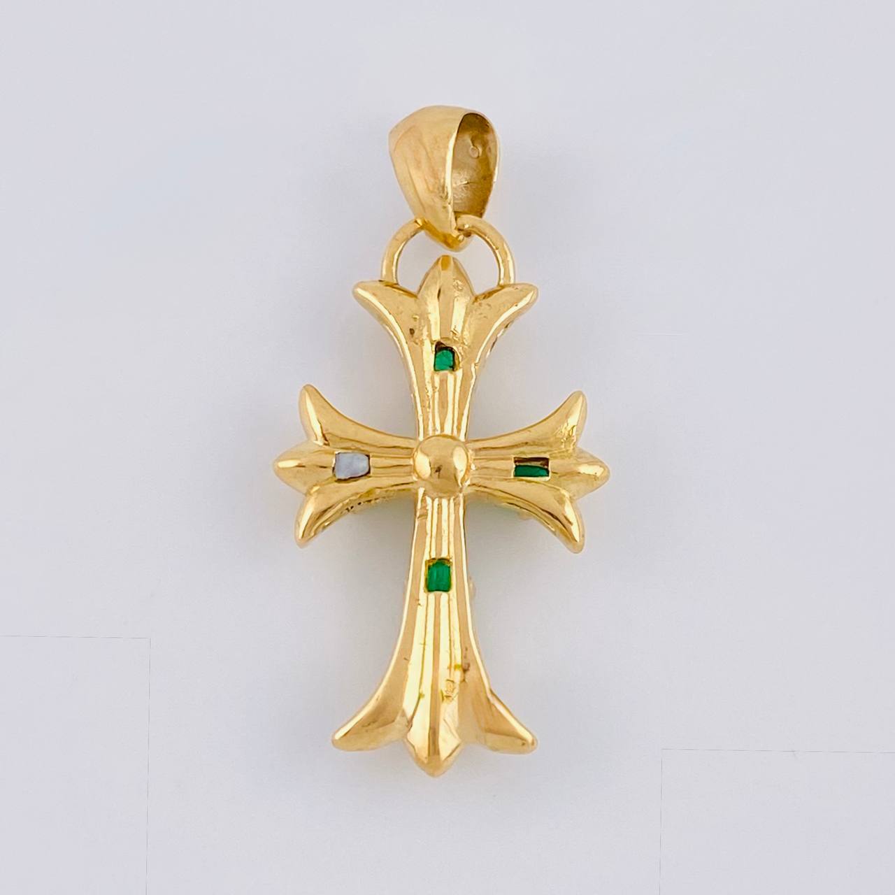 Dije Cruz Trifoliada Punteada Esmeraldas 95Pts 3.85 g / 3.1 cm Oro Amarillo 18K