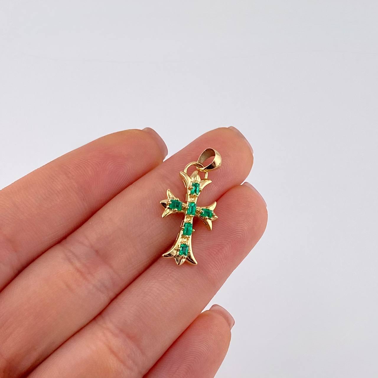 Dije Cruz Trifoliada Punteada Esmeraldas 95Pts 4 g / 3.1 cm Oro Amarillo 18K