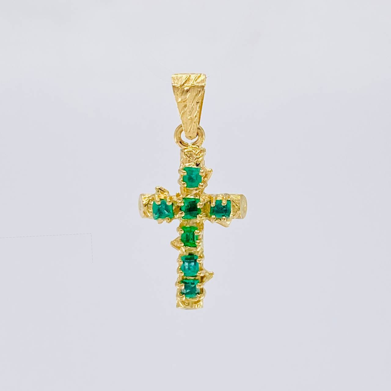 Dije Cruz Tronco Esmeralda 70Pts 1.4 g / 2.6 cm Oro Amarillo 18K