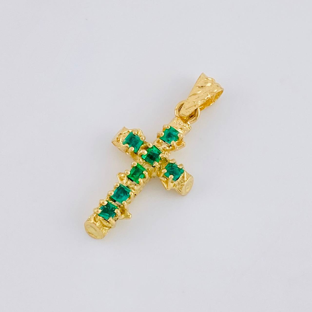 Dije Cruz Tronco Esmeralda 70Pts 1.4 g / 2.6 cm Oro Amarillo 18K
