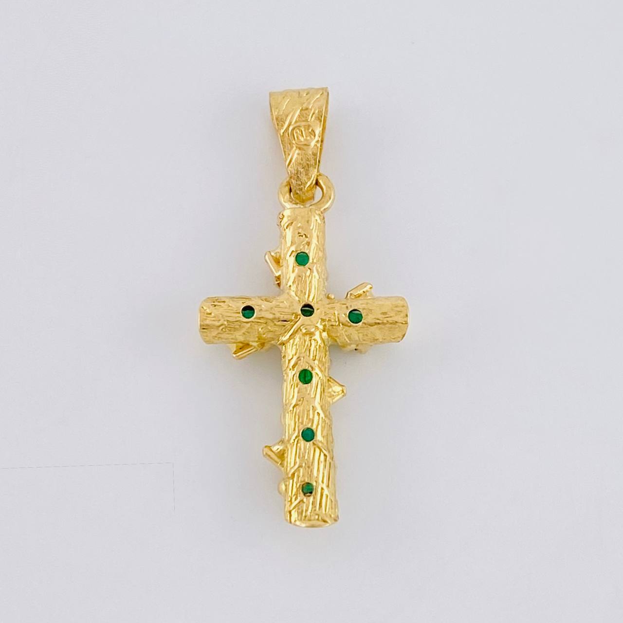 Dije Cruz Tronco Esmeralda 70Pts 1.45 g / 2.5 cm Oro Amarillo 18K