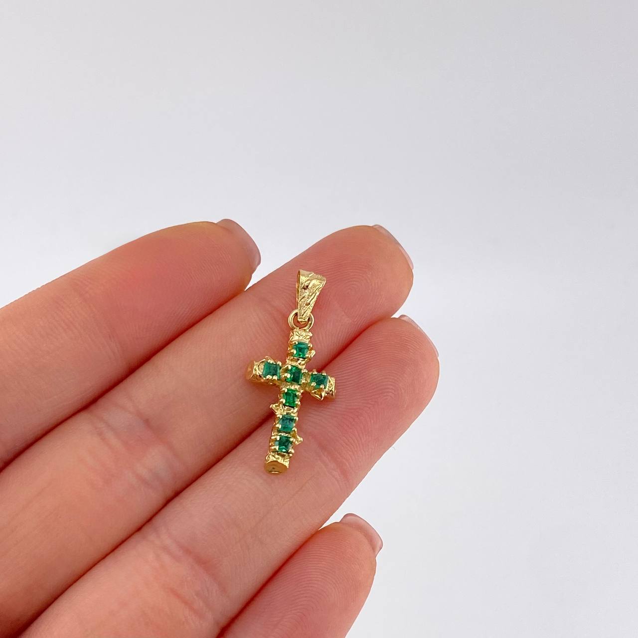 Dije Cruz Tronco Esmeralda 70Pts 1.4 g / 2.6 cm Oro Amarillo 18K