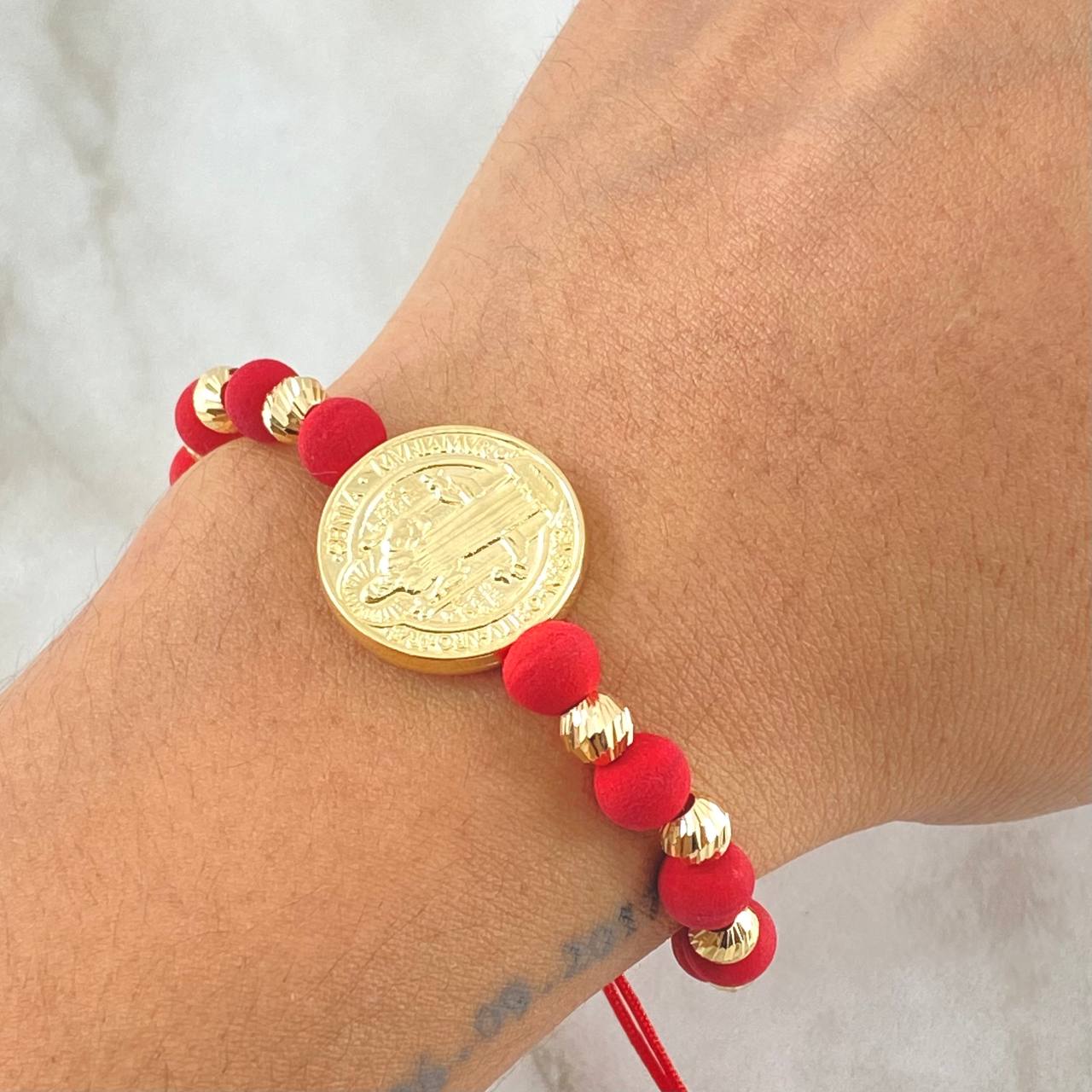 Pulsera Roja San Benito 4.2gr / Oro 18K ©
