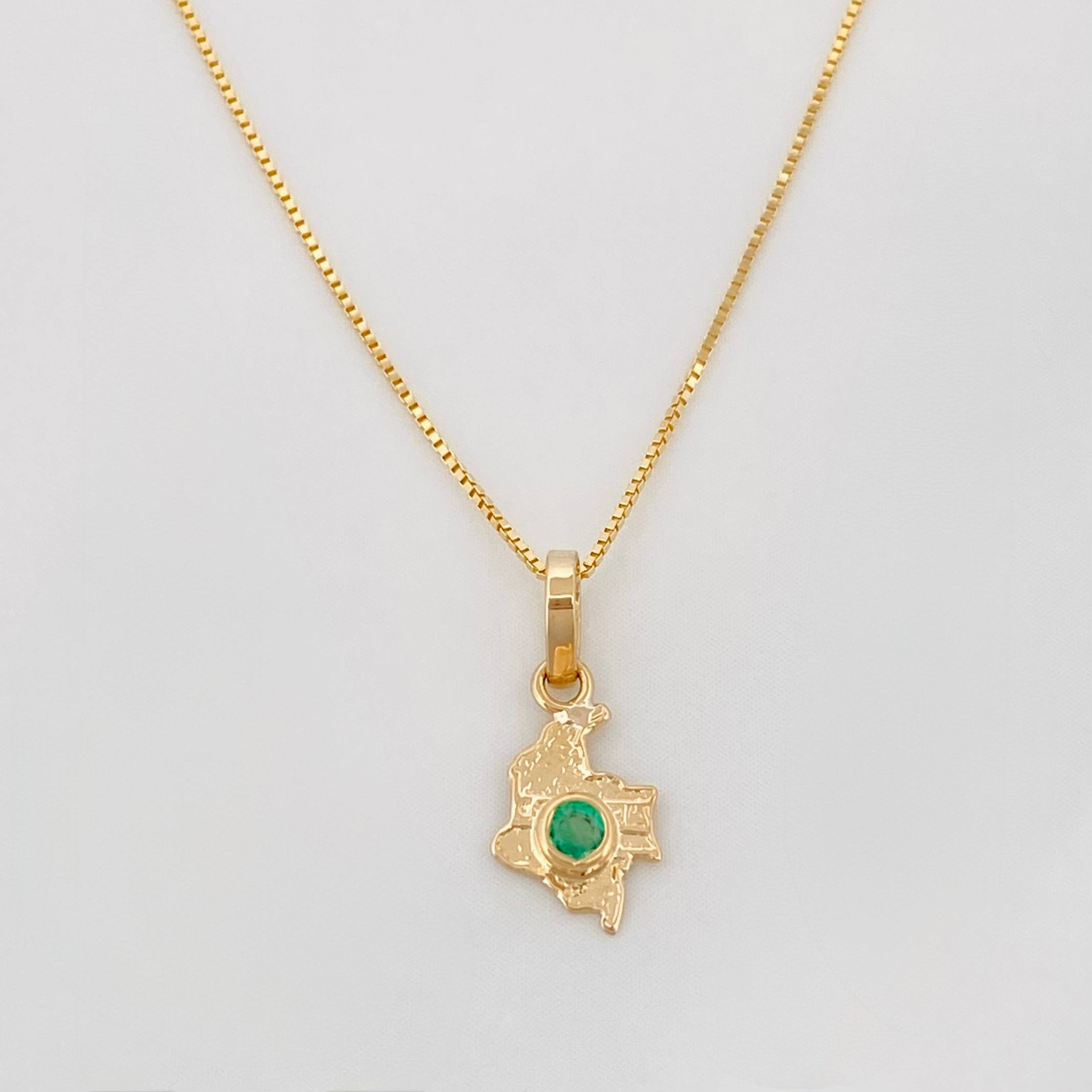 Set Cadena Veneciana + Dije Mapa Esmeralda 04Pts / 1.2 g / 45 cm Oro Amarillo 18K