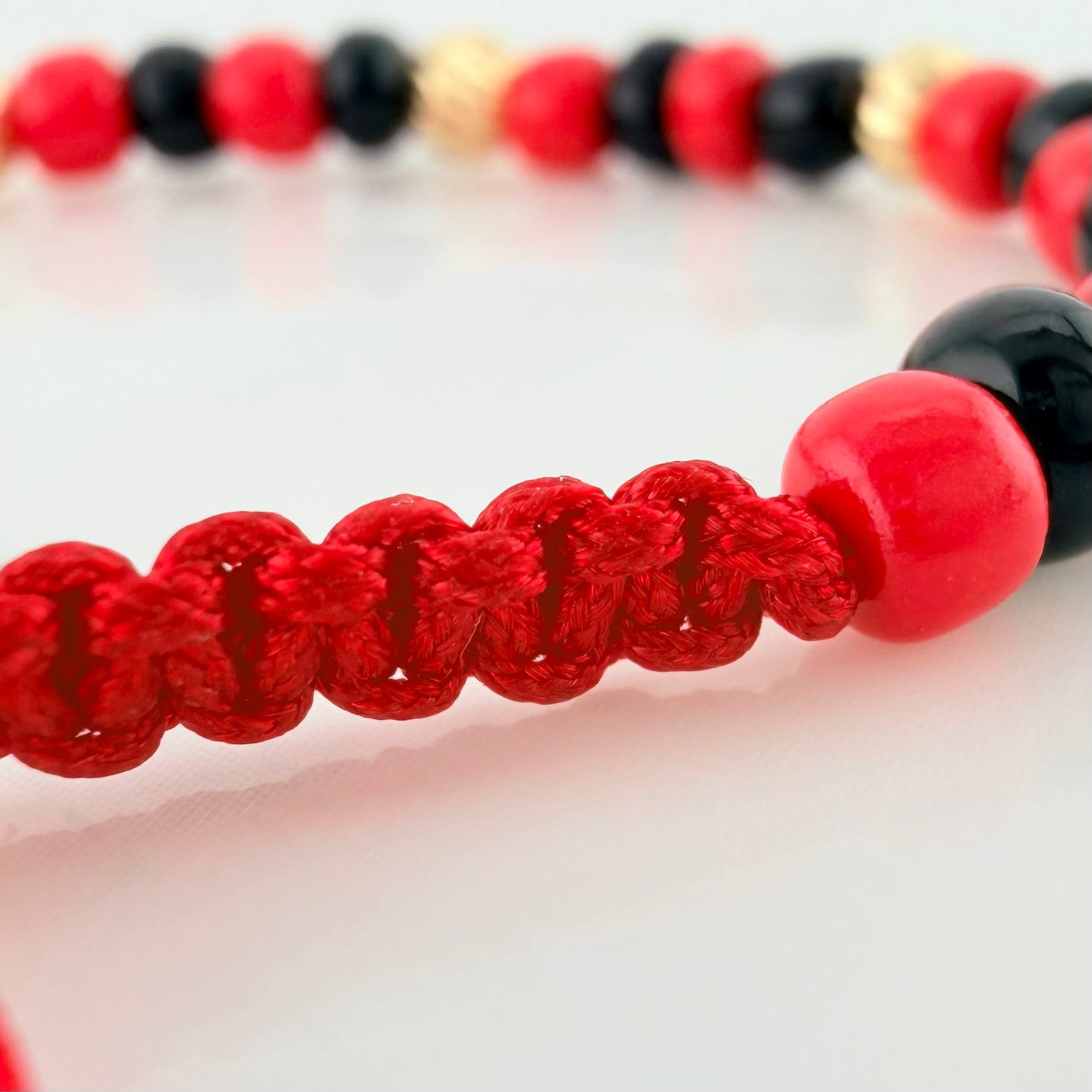 Pulsera Tejida Roja Mostacillas Oro Amarillo 18K
