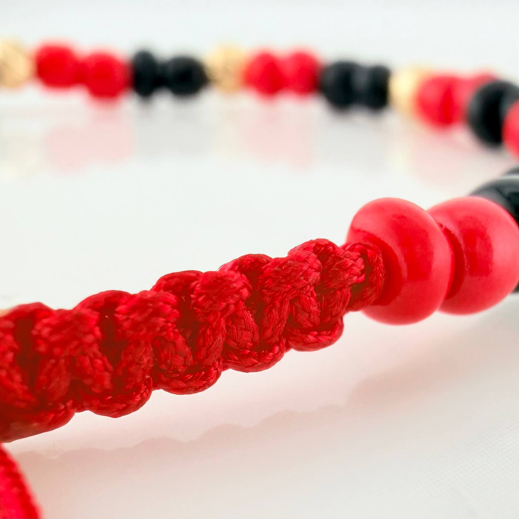Pulsera Tejida Roja Mostacillas Oro Amarillo 18K