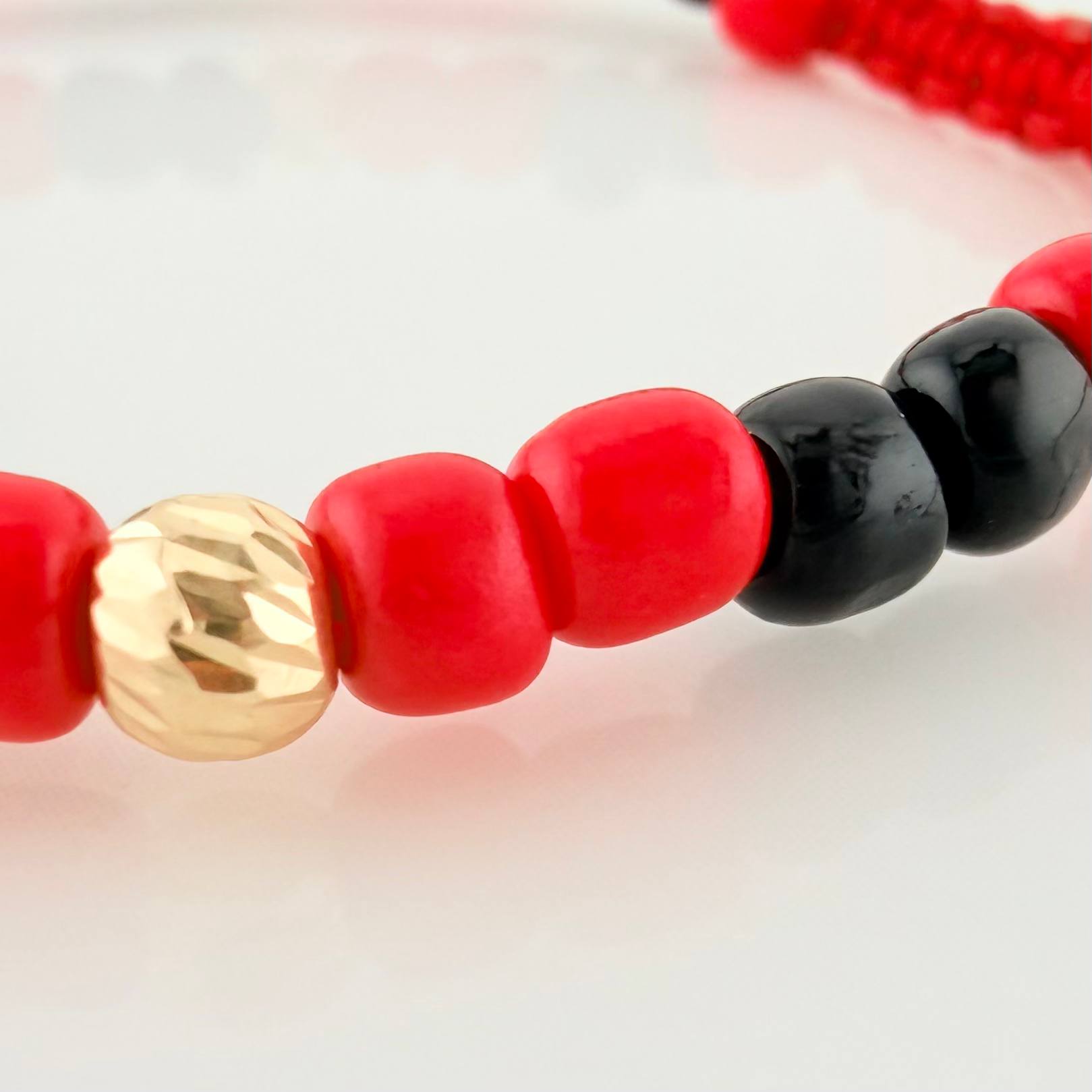 Pulsera Tejida Roja Mostacillas Oro Amarillo 18K