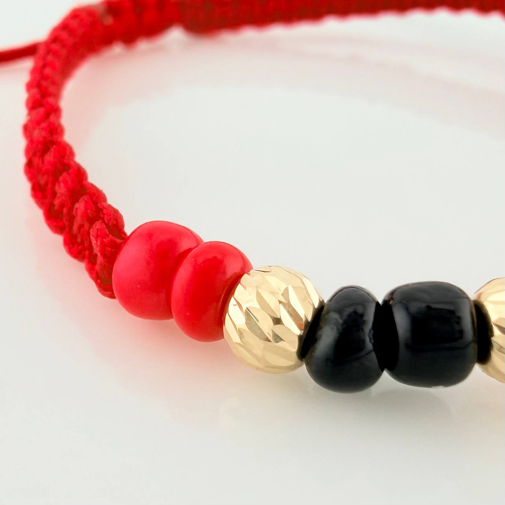 Pulsera Tejida Roja Mostacillas Oro Amarillo 18K