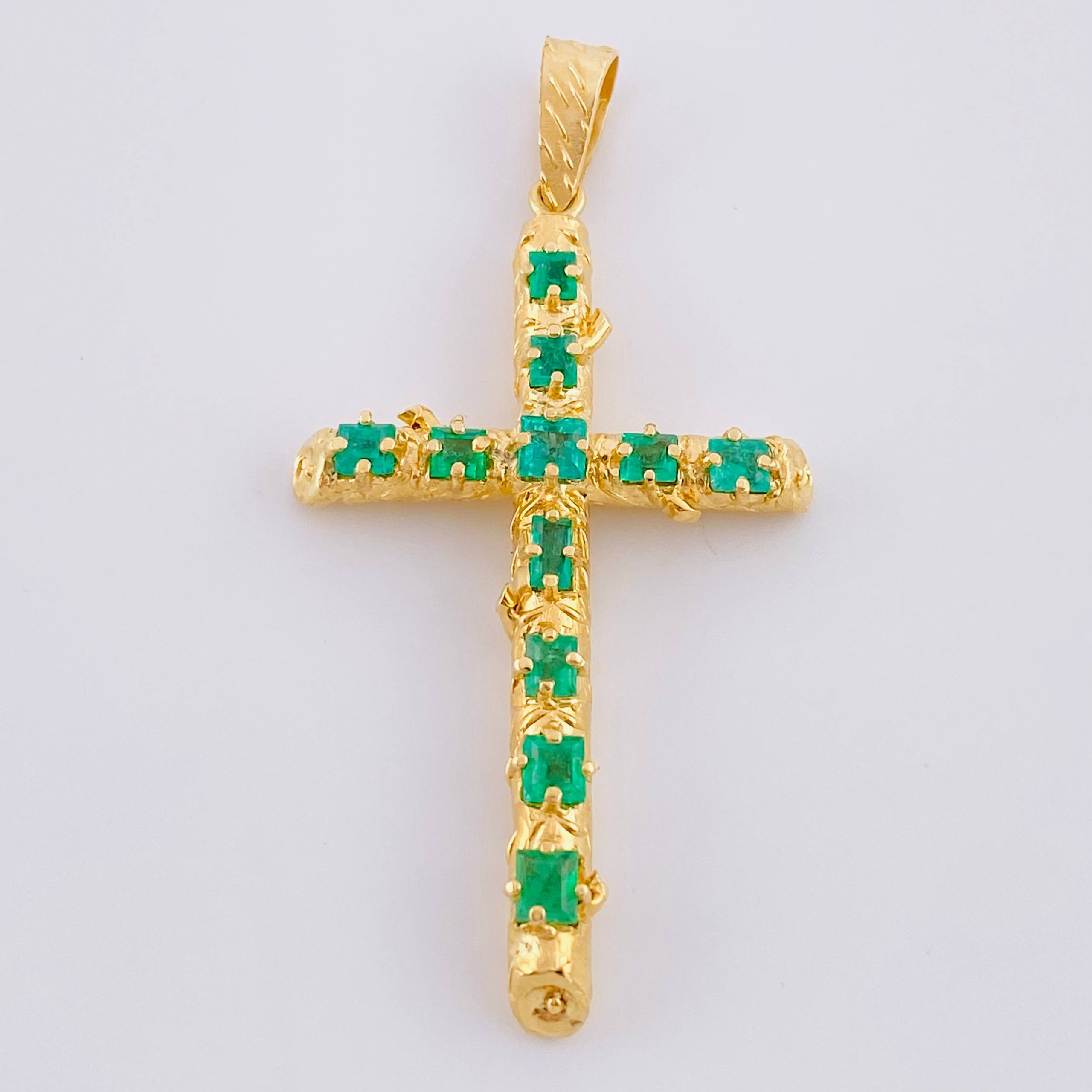 Dije Cruz Tronco Esmeraldas 5,10 Qts 6.7 g / 6.2 cm Oro Amarillo 18K