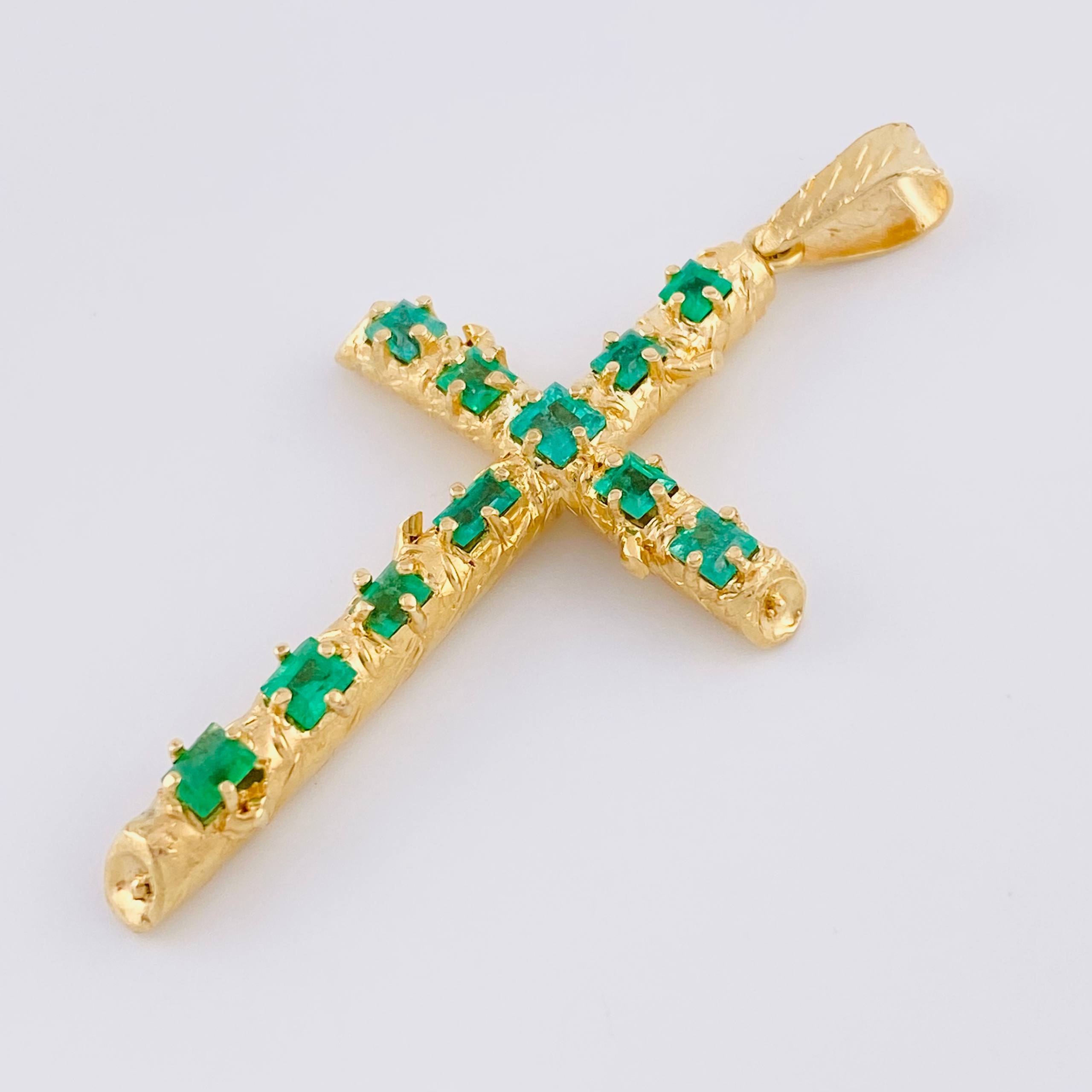 Dije Cruz Tronco Esmeraldas 5,10 Qts 6.7 g / 6.2 cm Oro Amarillo 18K