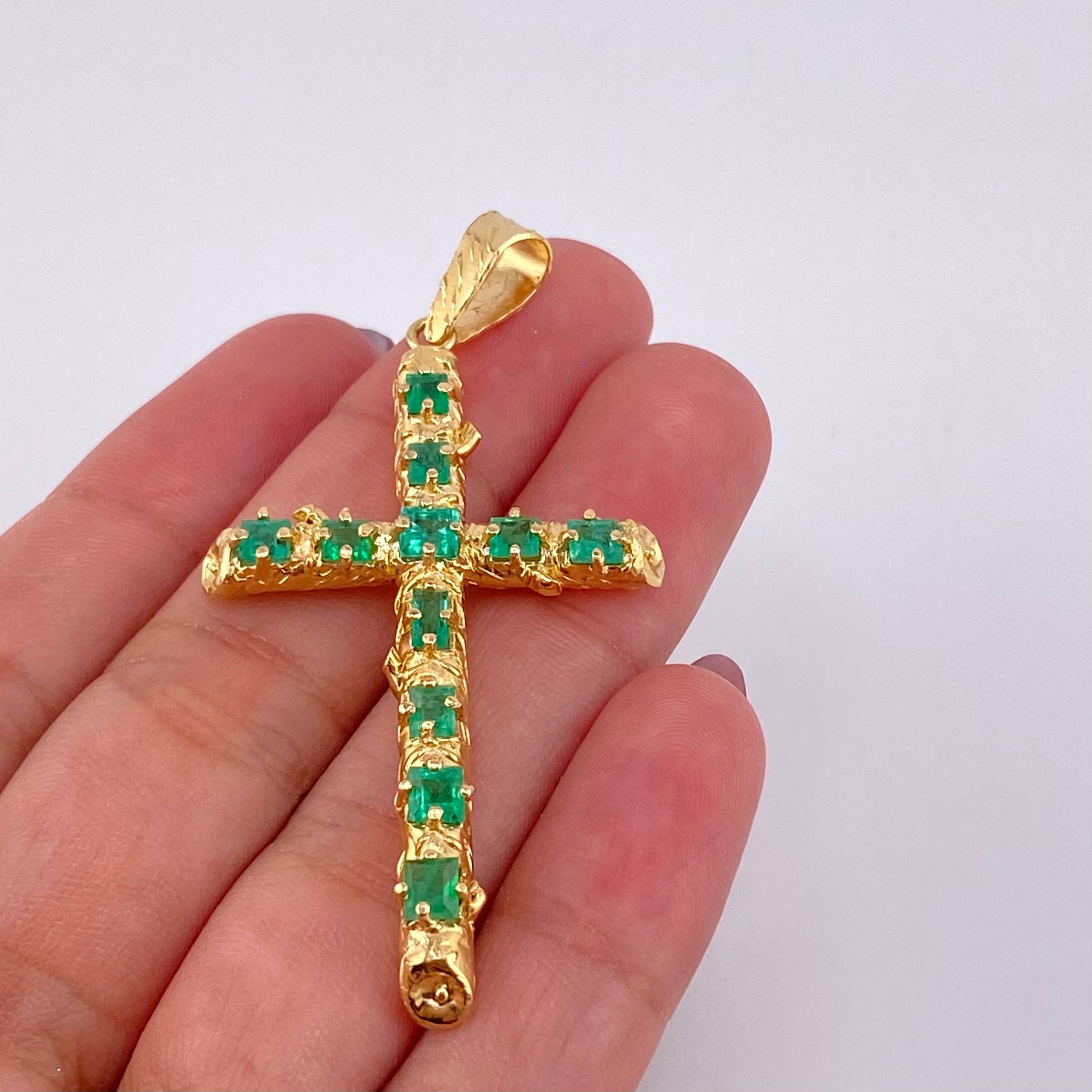 Dije Cruz Tronco Esmeraldas 5,10 Qts 6.7 g / 6.2 cm Oro Amarillo 18K