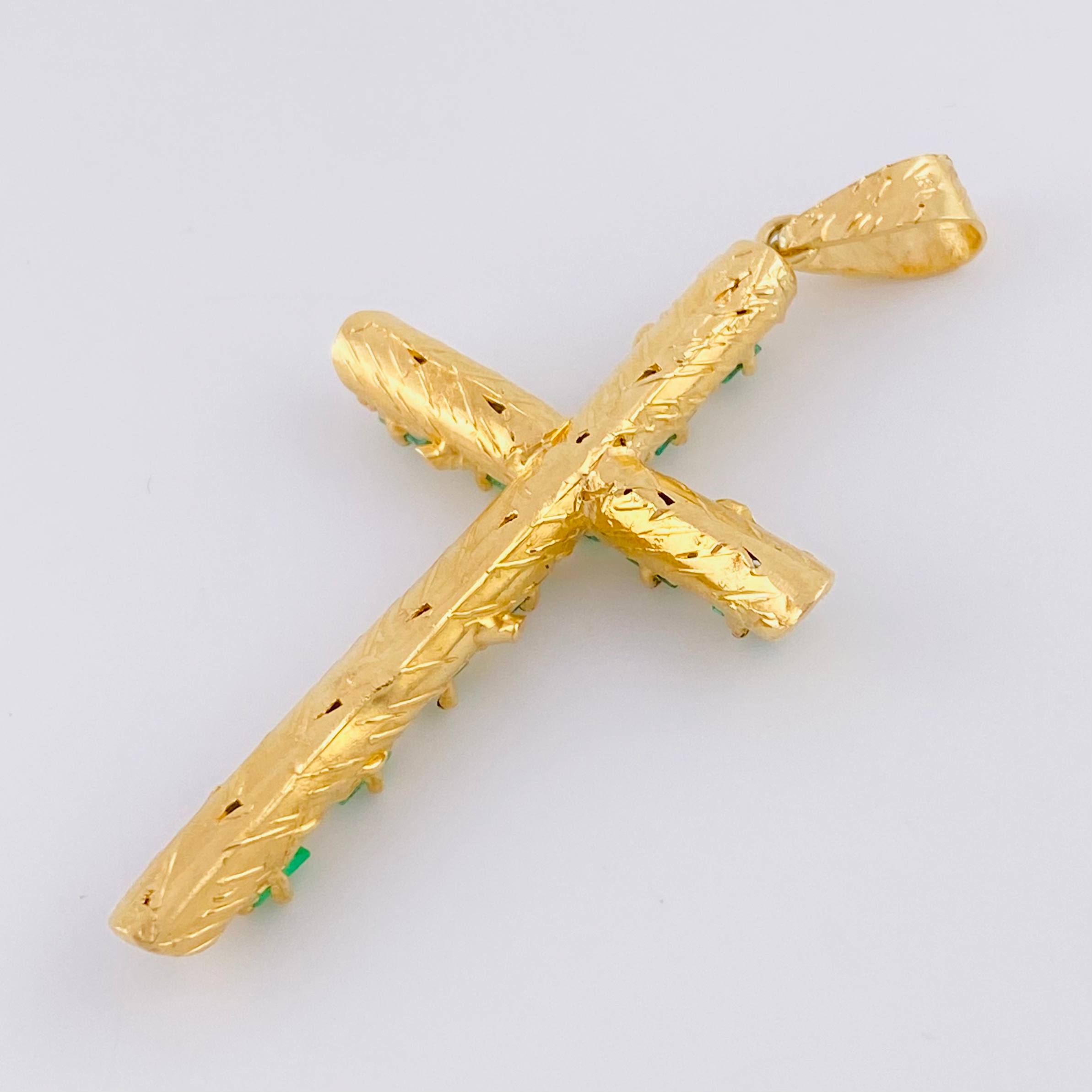 Dije Cruz Tronco Esmeraldas 5,10 Qts 6.7 g / 6.2 cm Oro Amarillo 18K