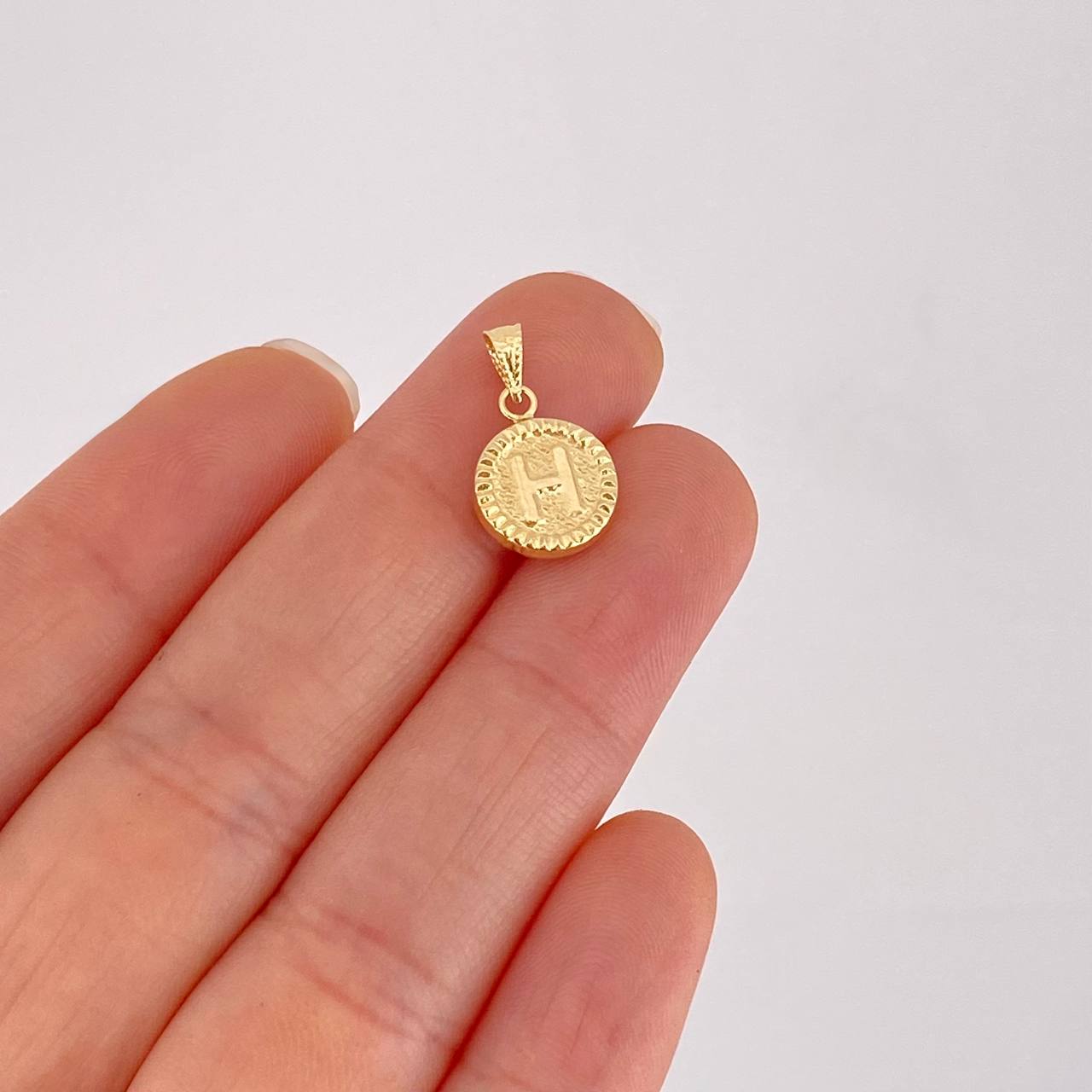 Dije Letra H Marco Bordeado 0.55g / 1.7cm Oro Amarillo 18K